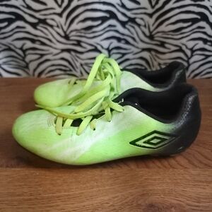 0825 Thrifted Youth Sz. 1.5 Green Umbro Molded Cleats GWOSLOO.97